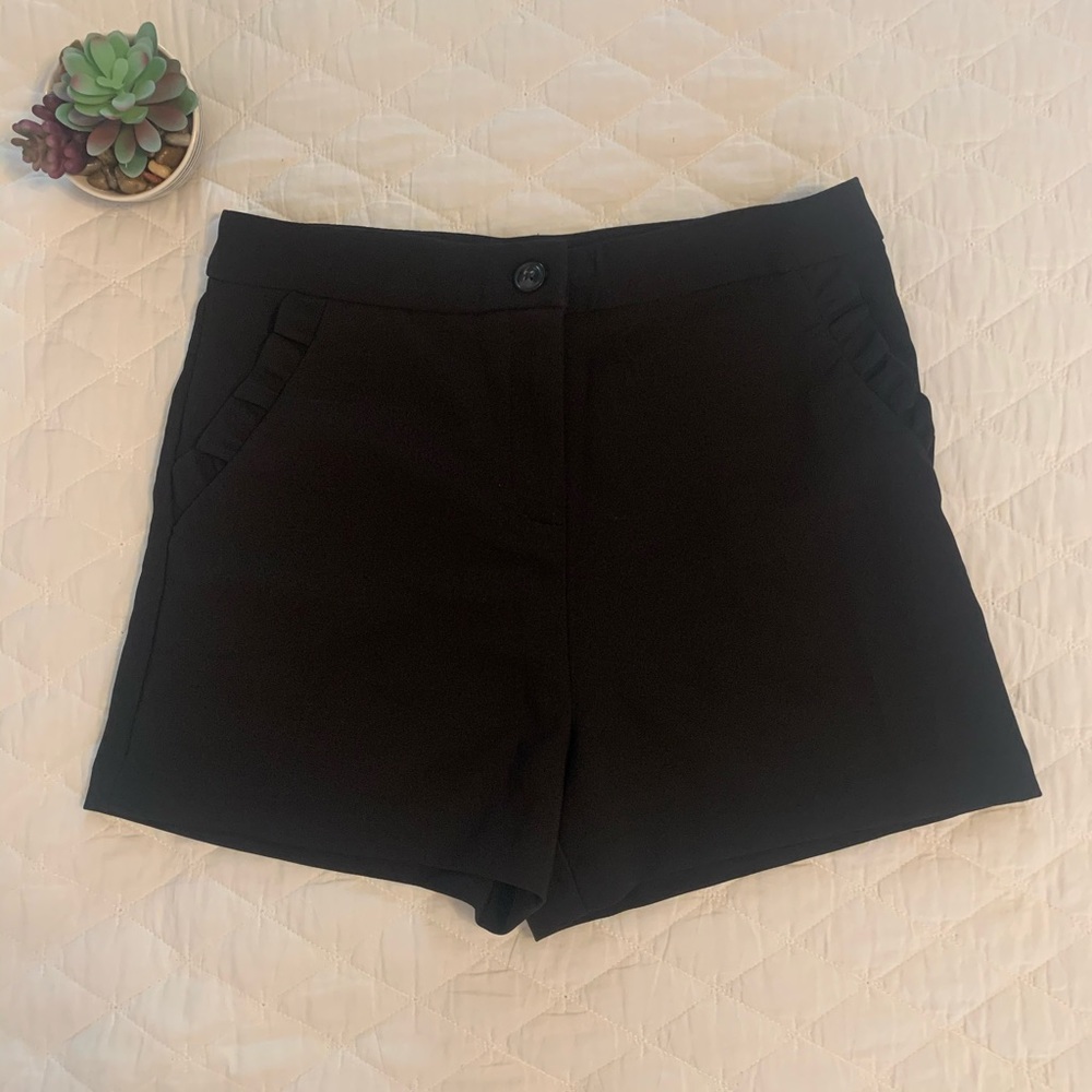 Black shorts with pocket ruffle